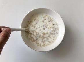 牛奶加热至手温，放入酵母溶化，夏季常温即可；