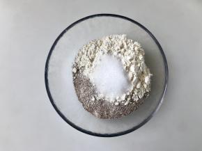 把黑麦粉、面粉、细砂糖混合，如果做给宝宝吃，可以不放糖，因为红枣有甜味了。