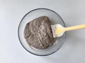 在粉状混合物中倒入牛奶搅拌均匀；