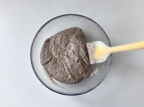 在粉状混合物中倒入牛奶搅拌均匀；