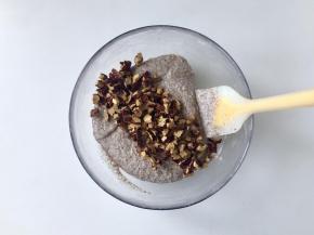 倒入红枣碎搅拌均匀；