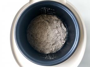 把混合好的面团放入电饭煲内锅，表面尽量抹平；