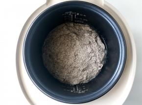 把混合好的面团放入电饭煲内锅，表面尽量抹平；