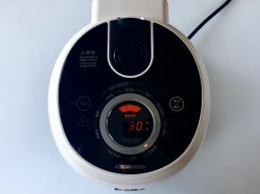 然后盖好锅盖，选择“万能蒸”功能，时间设置30分钟，按下确定键，电饭煲就开始工作了