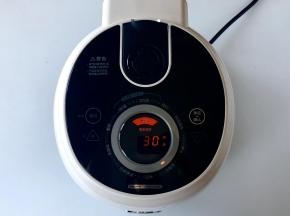 然后盖好锅盖，选择“万能蒸”功能，时间设置30分钟，按下确定键，电饭煲就开始工作了