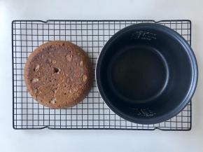 戴好防烫手套，把内锅取出，倒扣在晾网上，发糕完整脱模，锅底完全不粘。