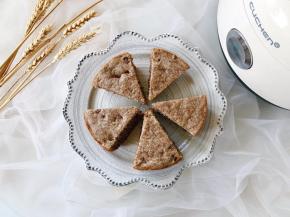 发糕放凉至不烫手后，切开即可食用。