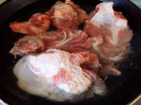 猪骨头剁小块，凉水下锅，焯水去血沫