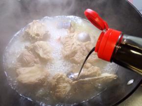 约40分钟炖制9成熟，放老抽继续炖煮