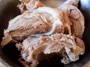 焯水后的骨头捞出洗净沥干水分