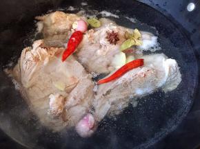 骨头放入锅中，添水没过骨头，放配料