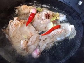 骨头放入锅中，添水没过骨头，放配料