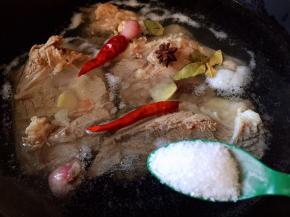 放盐，大火烧开，转中火炖煮