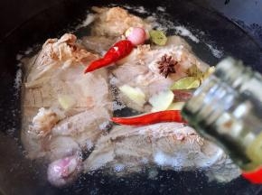 倒入料酒