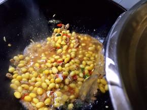 添2碗清水，大火烧开转中火炖一会儿