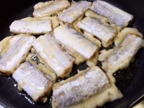 平底锅放油烧热，放入带鱼煎制