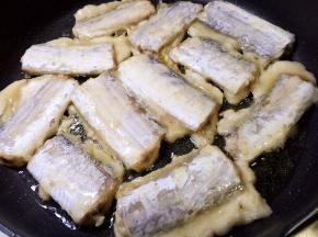 平底锅放油烧热，放入带鱼煎制