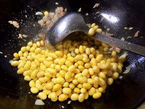 放入黄豆翻炒片刻