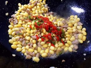 放入辣椒末炒匀