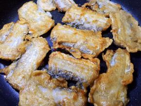 一面煎至金黄后翻面，继续烙熟即可