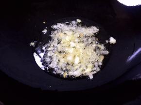 油锅烧热，放入毛葱爆香