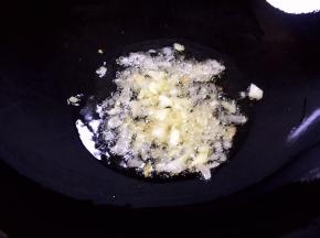 油锅烧热，放入毛葱爆香