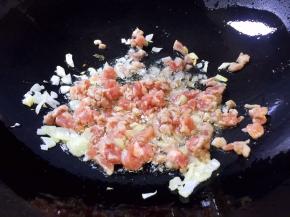 放入肉末翻炒片刻