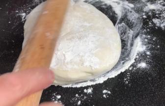 用擀面杖擀成大面皮