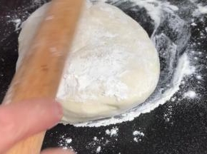 用擀面杖擀成大面皮