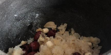 同莲子、百合和红枣一起放入砂锅内