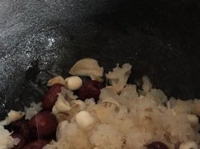 同莲子、百合和红枣一起放入砂锅内