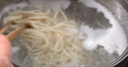 放入面条，用筷子搅散开