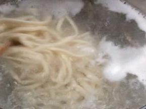 放入面条，用筷子搅散开