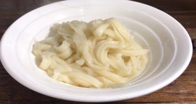 捞出面条，装入碗中