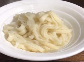 捞出面条，装入碗中