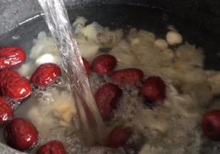 加入冰糖和适量清水