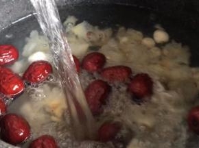 加入冰糖和适量清水