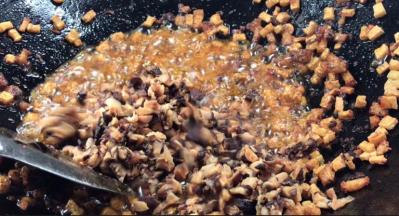 加入香菇，炒断生