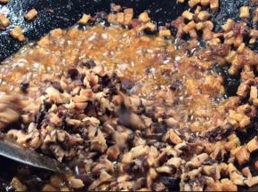 加入香菇，炒断生
