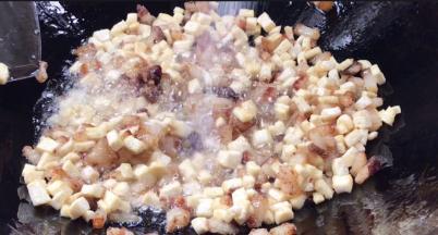 加盐，继续炸炒入味