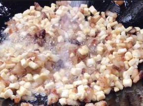 加盐，继续炸炒入味