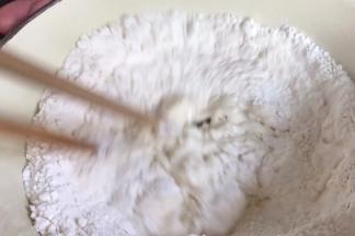 面粉中加入温水，边加水边搅拌至絮状