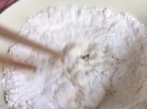 面粉中加入温水，边加水边搅拌至絮状