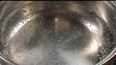 锅烧开水，加入盐