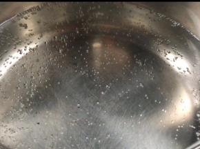 锅烧开水，加入盐