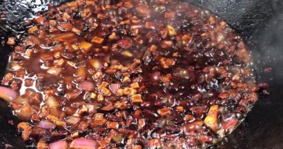 加入适量清水，煮沸后再煮3分钟