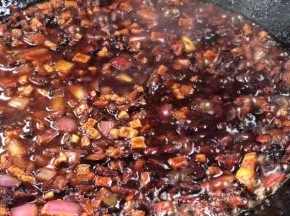 加入适量清水，煮沸后再煮3分钟