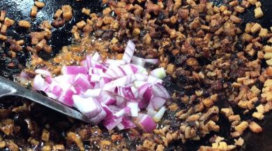 加入洋葱，炒匀