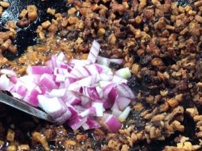 加入洋葱，炒匀