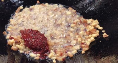 加入豆瓣酱泥炒出红油